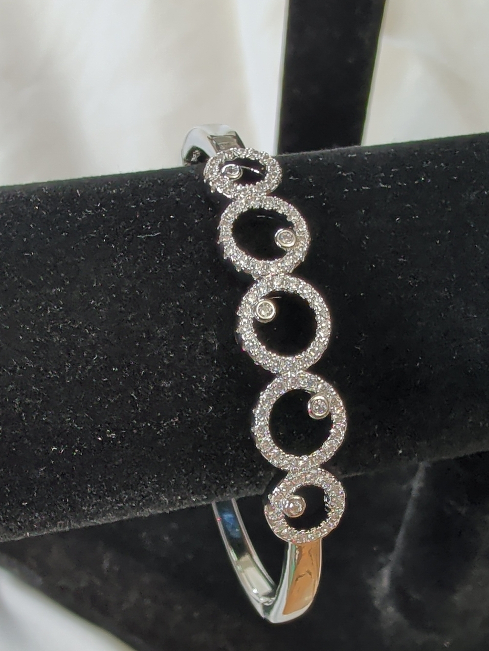 NWOT (401) White Gold Plated Hinged Bangle Bracelet